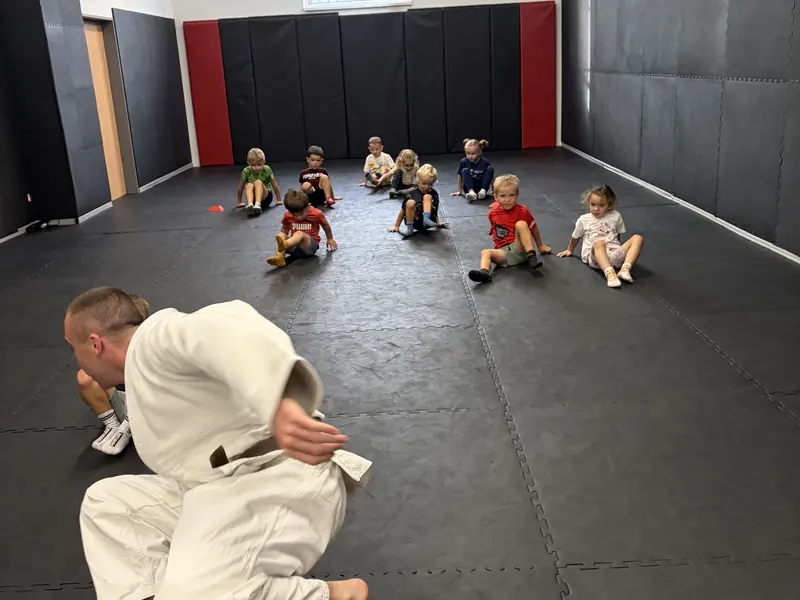 Tréner s deťmi na tréningu — Submission Fighting Academy Hlohovec