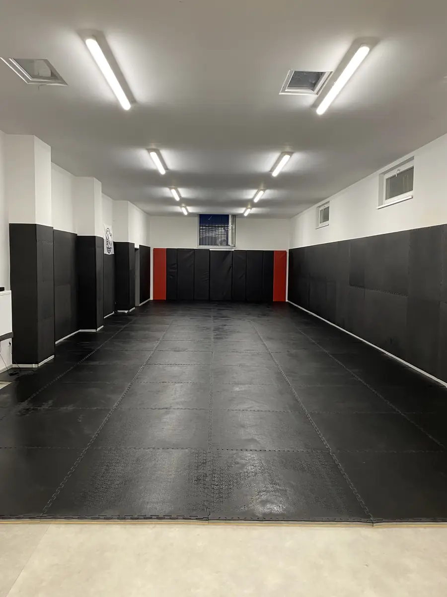 Tréningová hala Submission Fighting Academy Hlohovec s tatami po celej ploche