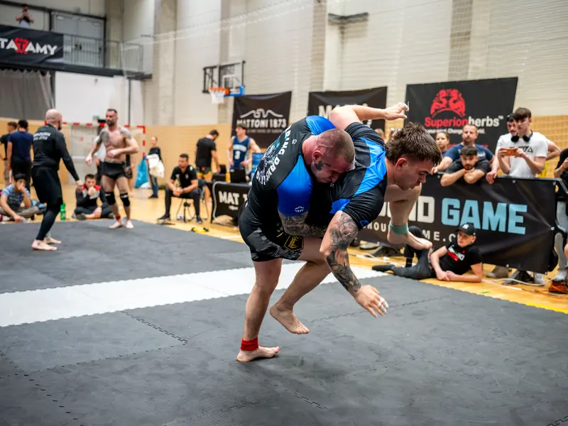 Hod v postoji počas zápasu — Submission Fighting Academy Hlohovec