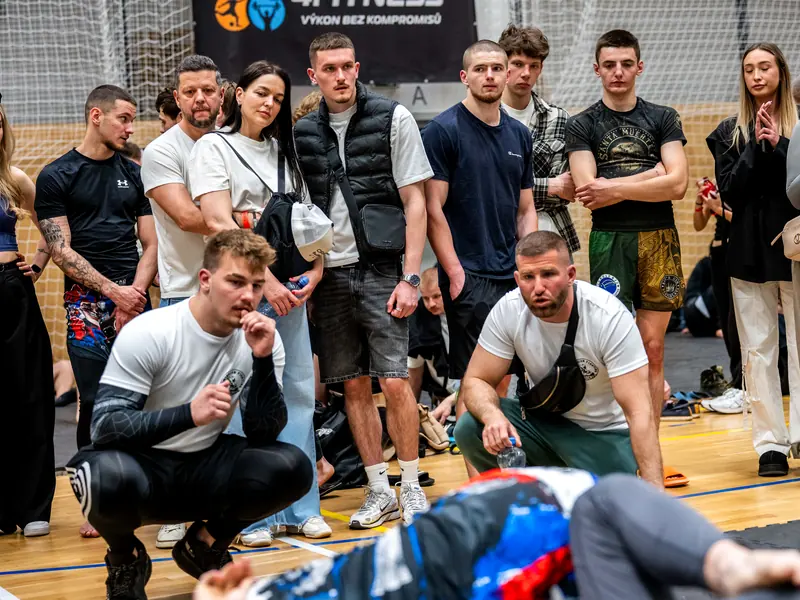 Tréneri klubu sledujú zápas od mata — Submission Fighting Academy Hlohovec