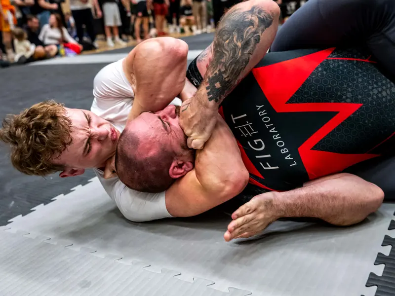 Zápas na zemi počas turnaja — Submission Fighting Academy Hlohovec
