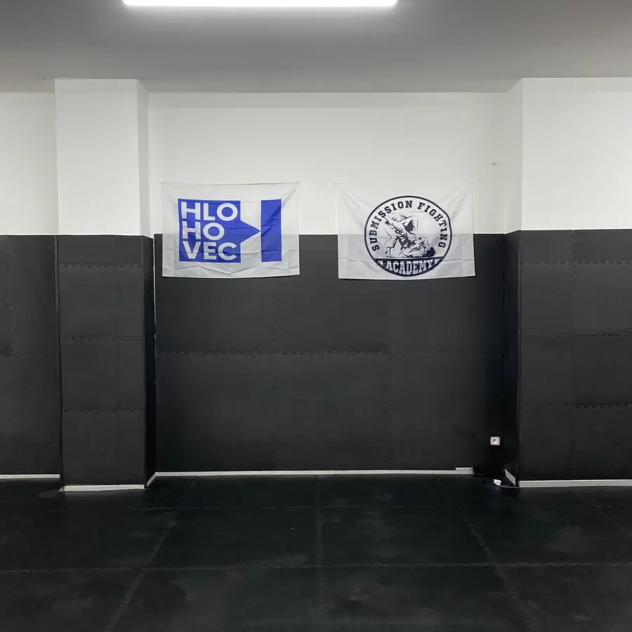 Mat s klubovou vlajkou Submission Fighting Academy a vlajkou mesta Hlohovec